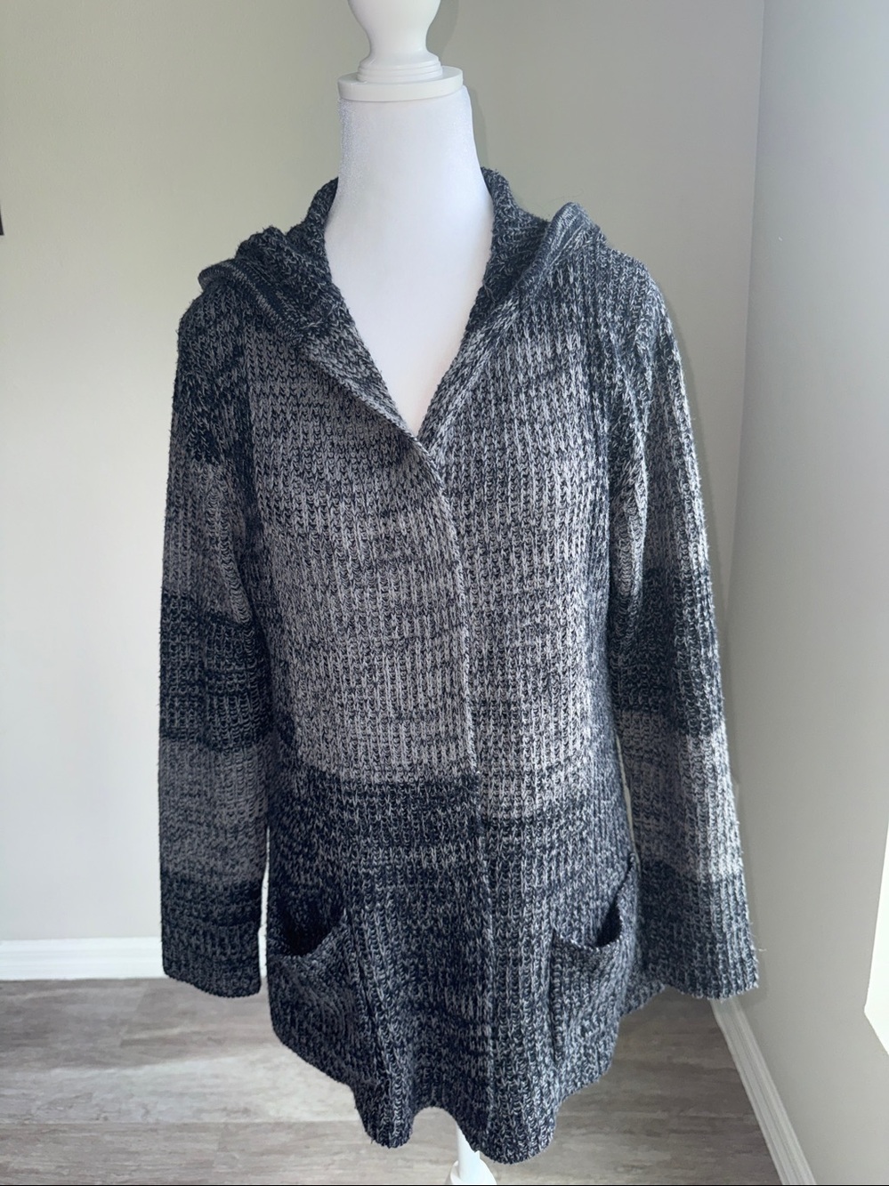 Effeci women’s gray&black open hooded cardigan sweater
